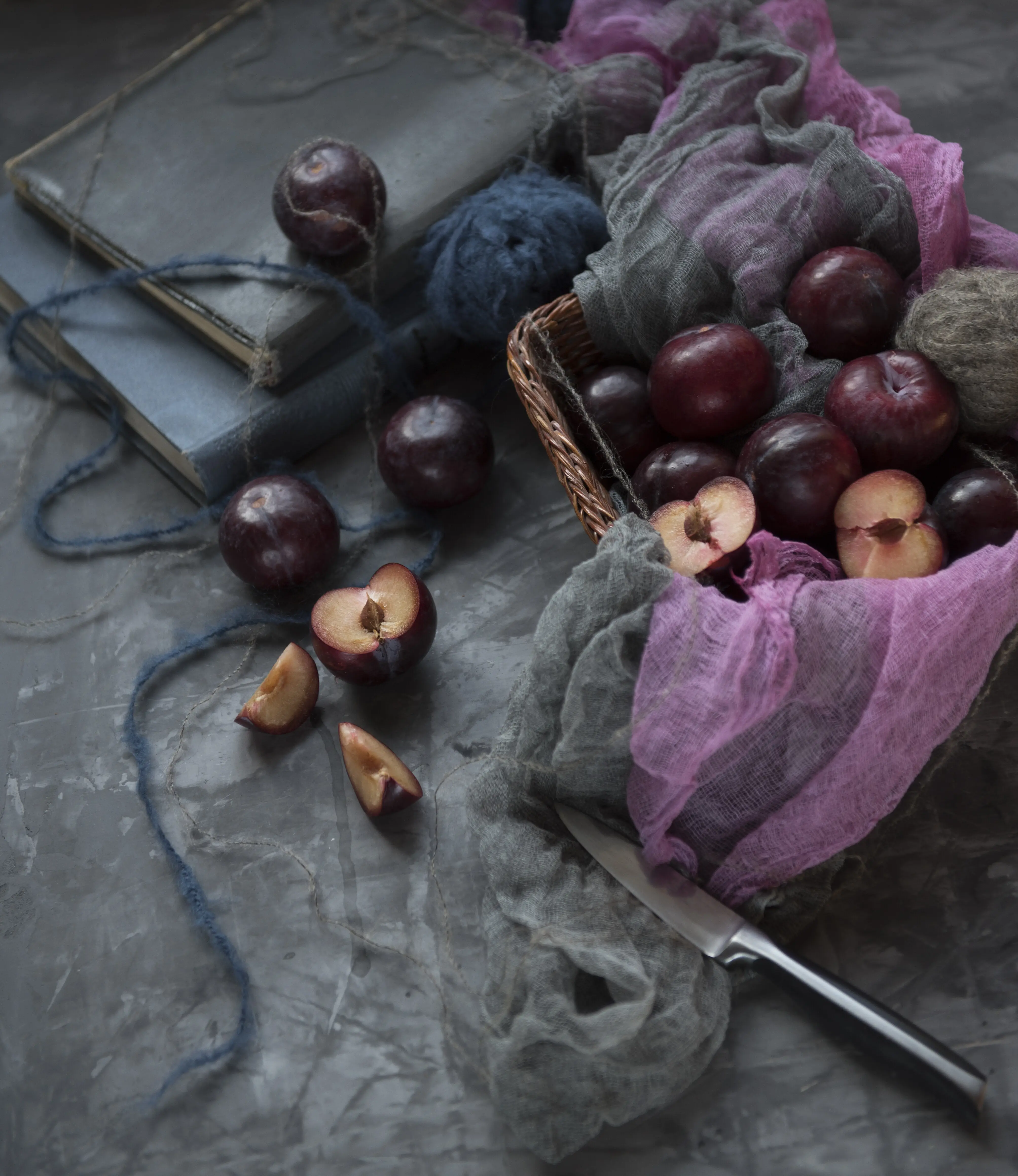 Bitte sende mir die ursprüngliche Beschreibung der Pflaumen, die ich auf Deutsch umformulieren soll.